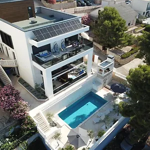 Luxury Beachfront Carlisa Apartment